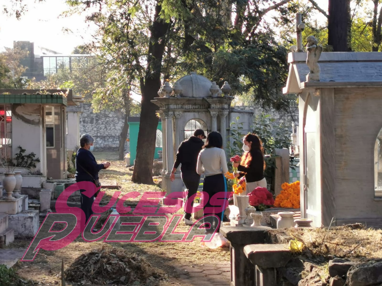 Presenta Eduardo Rivera protocolo y actividades en panteones para Día de Muertos