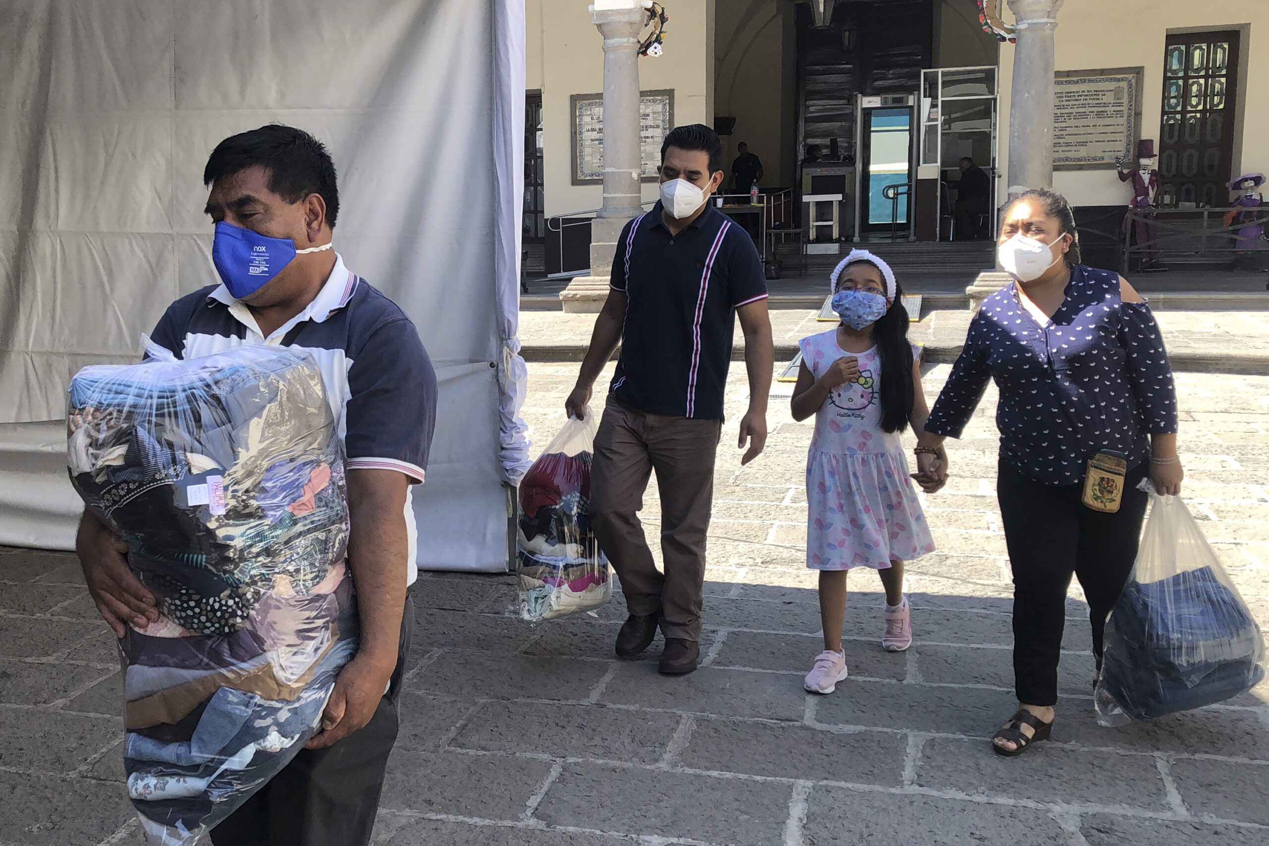 Responden poblanos al llamado del gobernador; acuden con víveres al centro de acopio del SEDIF