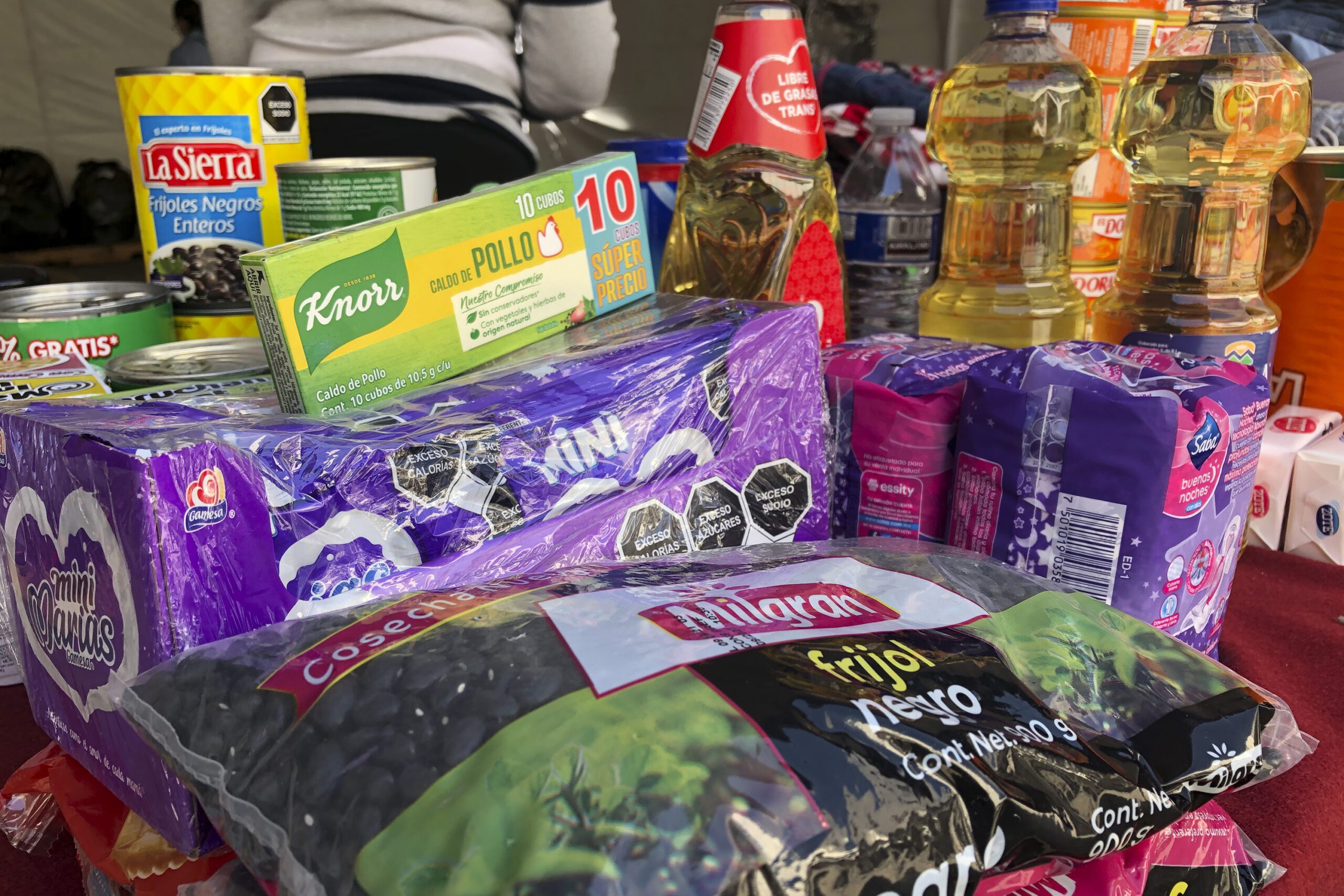 Responden poblanos al llamado del gobernador; acuden con víveres al centro de acopio del SEDIF