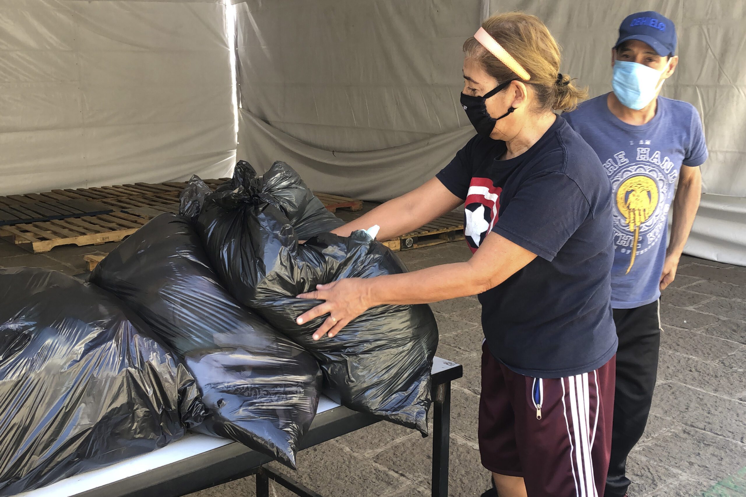 Responden poblanos al llamado del gobernador; acuden con víveres al centro de acopio del SEDIF