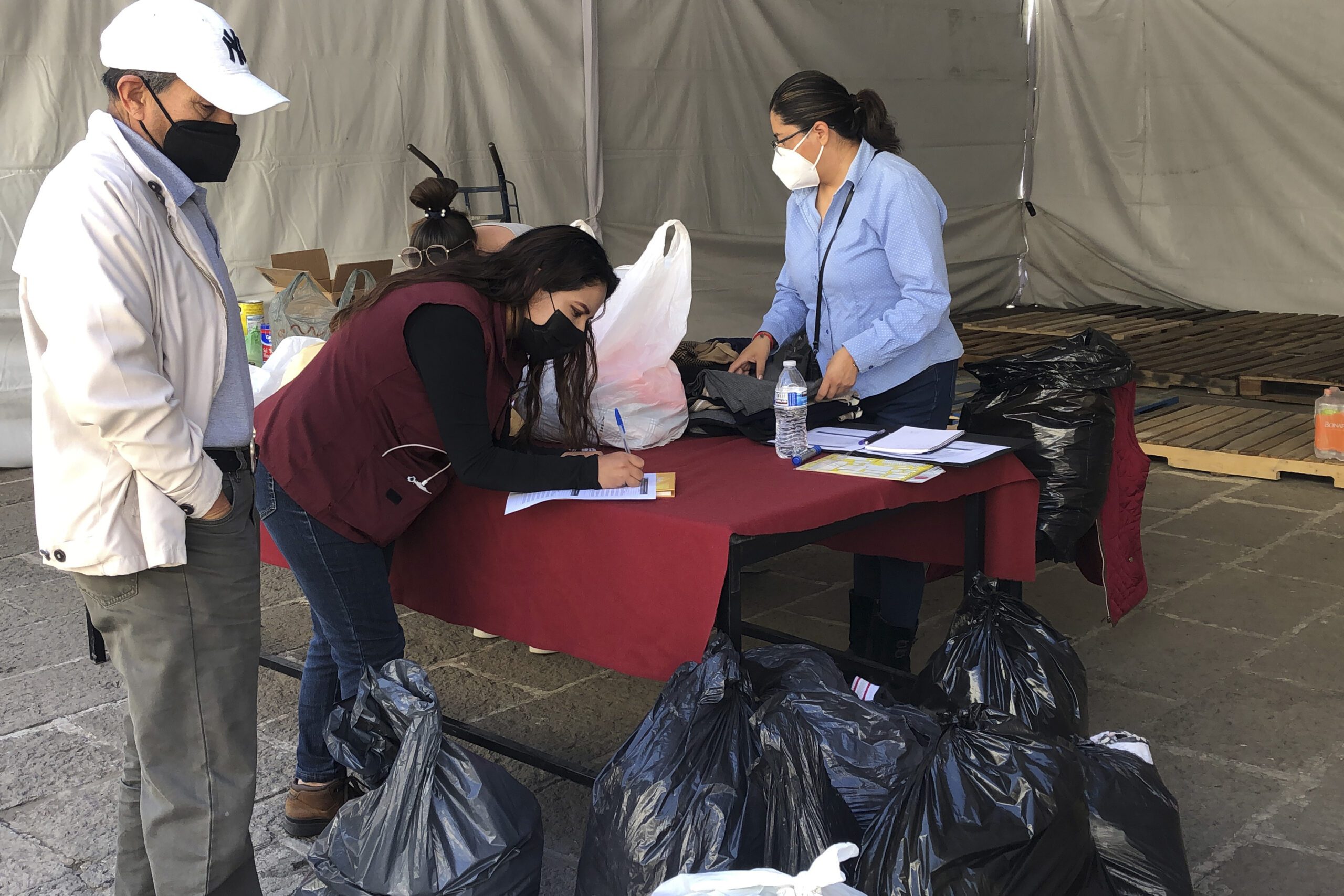 Responden poblanos al llamado del gobernador; acuden con víveres al centro de acopio del SEDIF