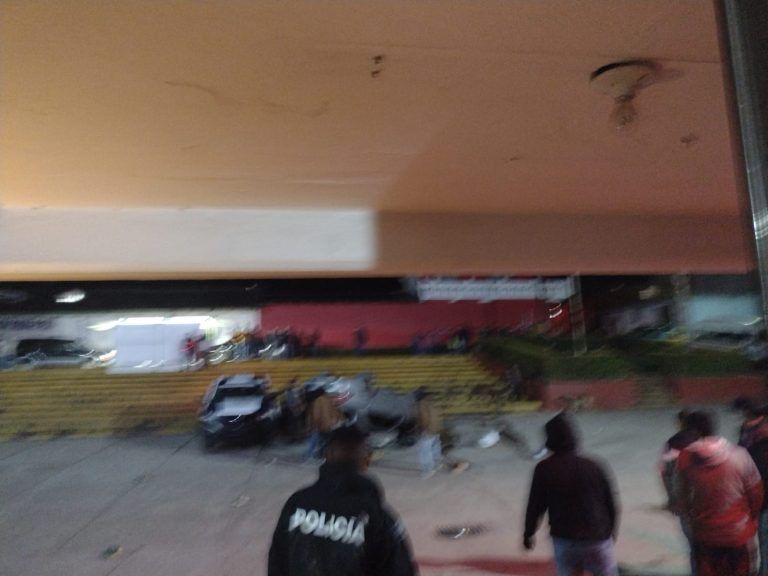 Pleito entre borrachos deja vehículos quemados en Honey