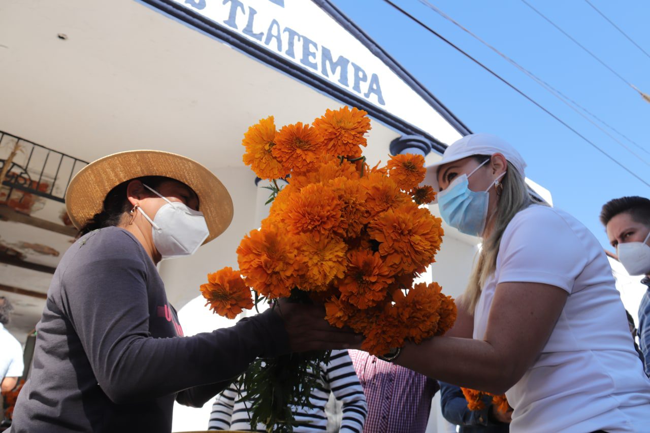 Recorre Paola Angón los panteones de San Pedro Cholula