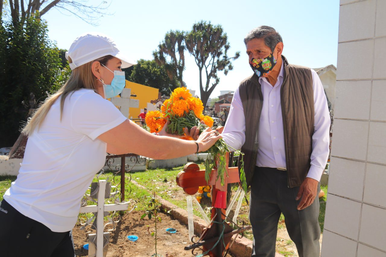 Recorre Paola Angón los panteones de San Pedro Cholula