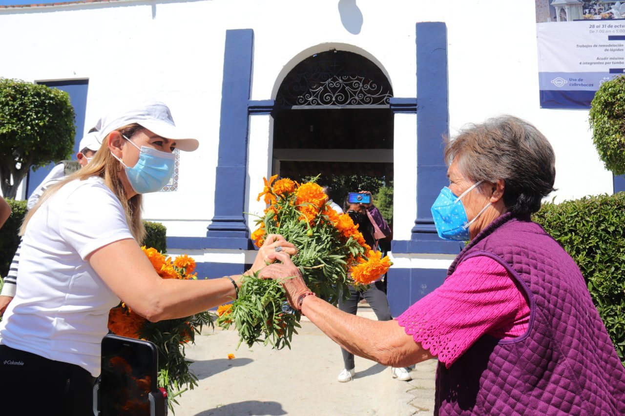 Recorre Paola Angón los panteones de San Pedro Cholula
