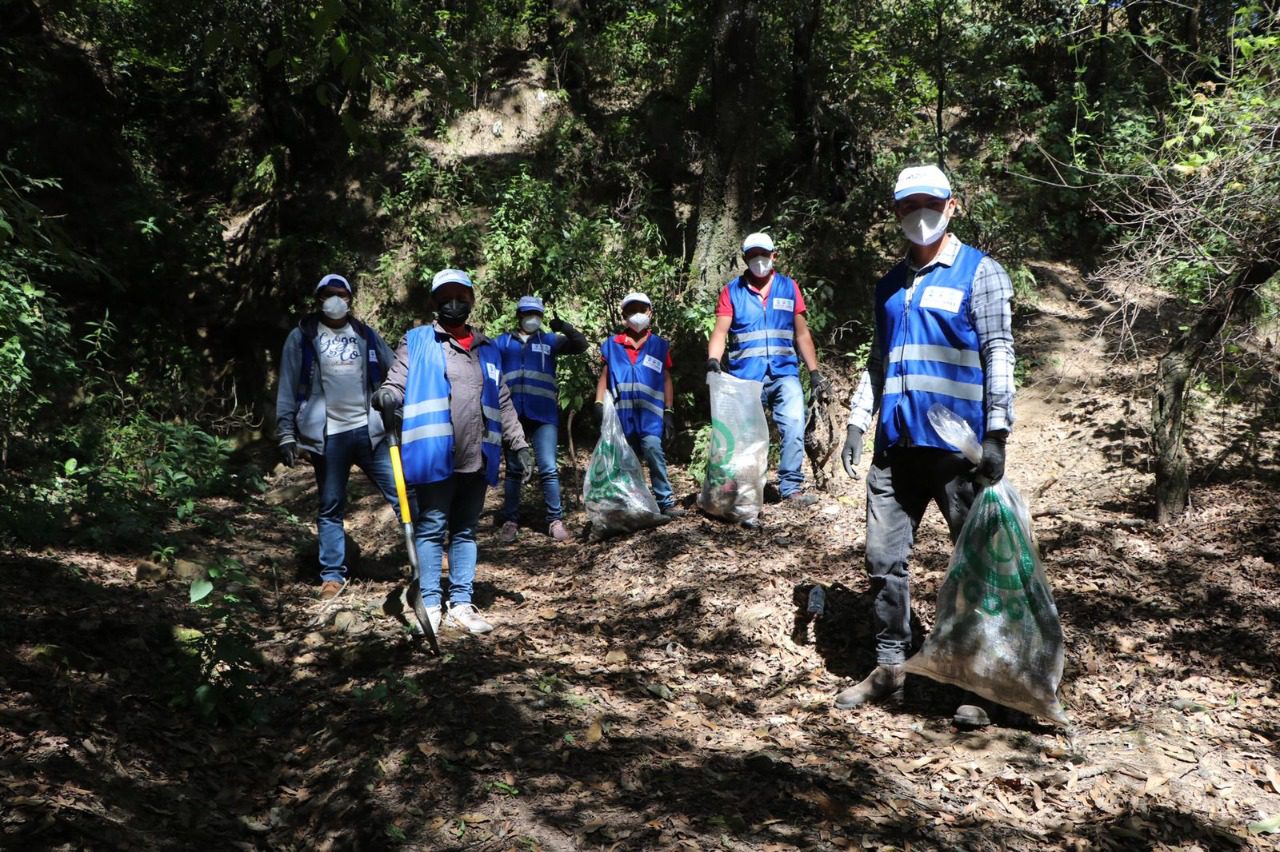 Contribuye CEASPUE en limpieza del manantial La Virgen en Tlahuapan
