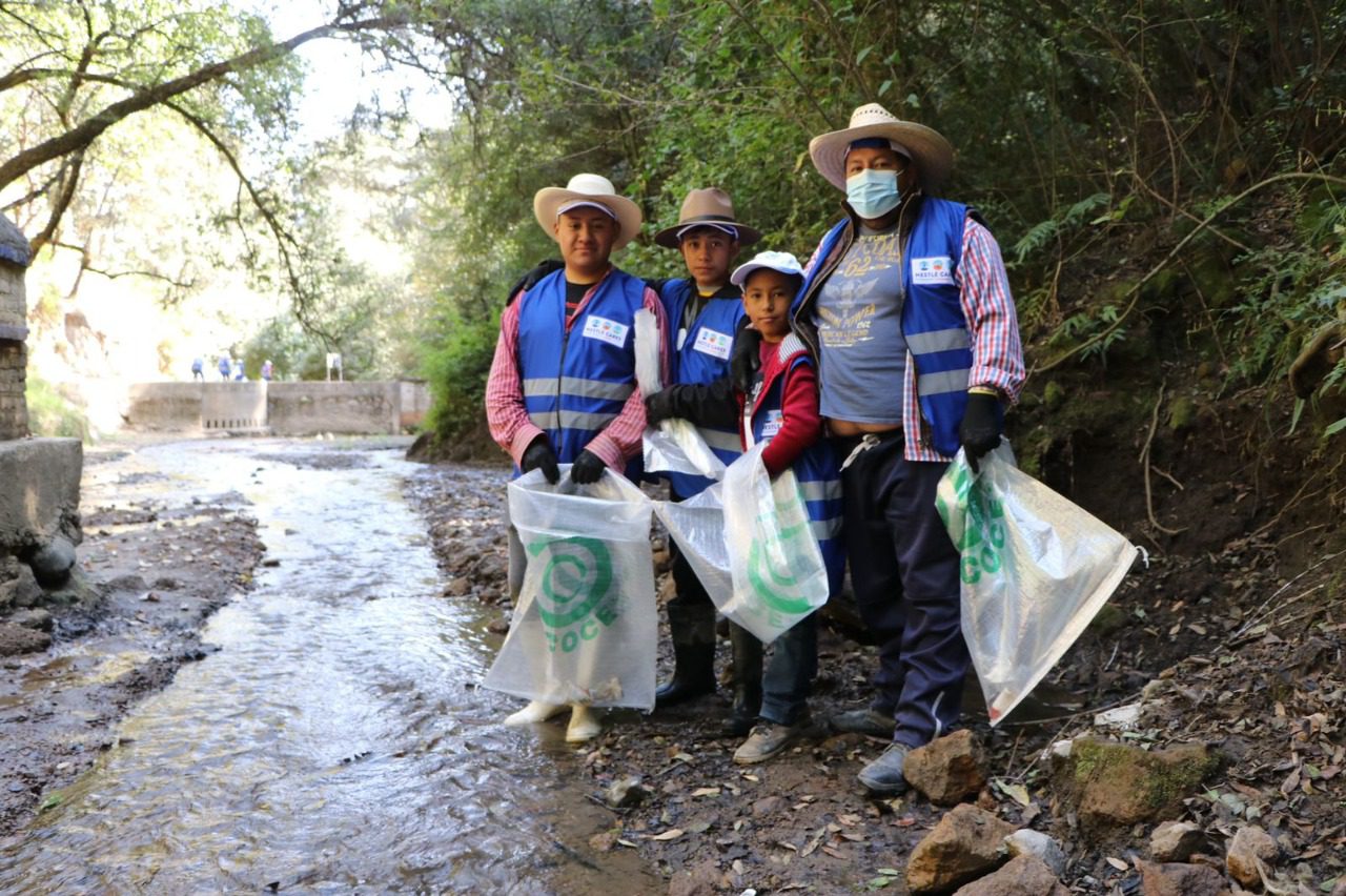 Contribuye CEASPUE en limpieza del manantial La Virgen en Tlahuapan