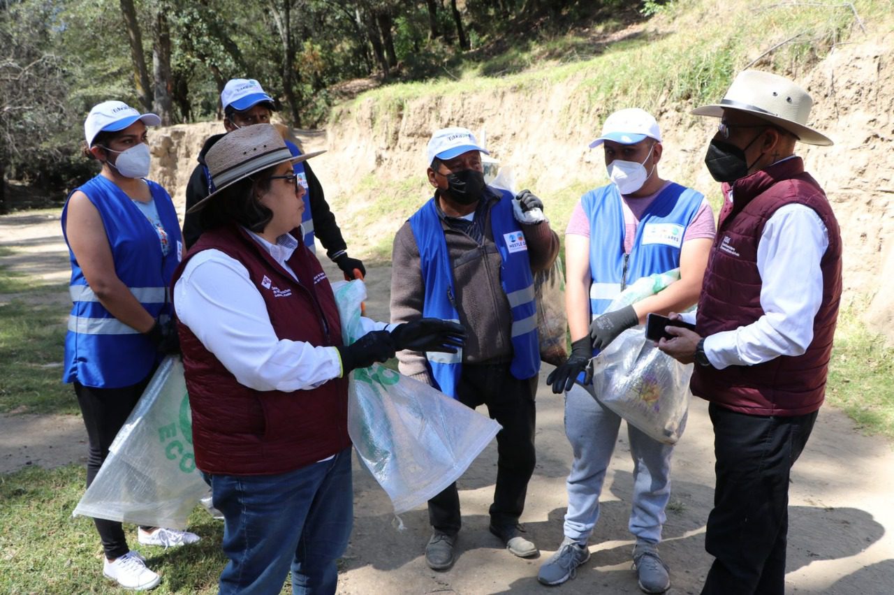 Contribuye CEASPUE en limpieza del manantial La Virgen en Tlahuapan