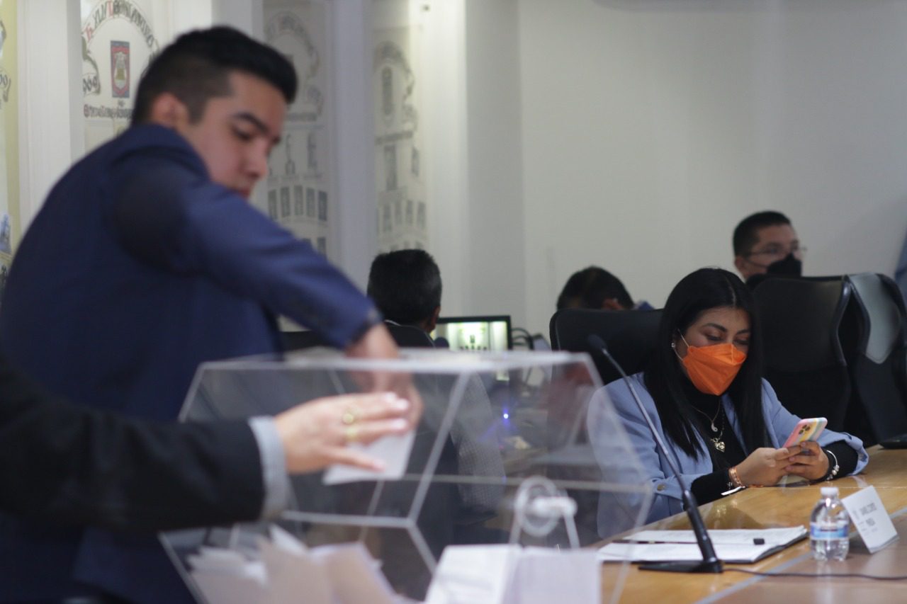 Adolfo López Badillo y 15 aspirantes a comisionado de ITAIPUE acuden al Congreso a presentar propuesta de trabajo