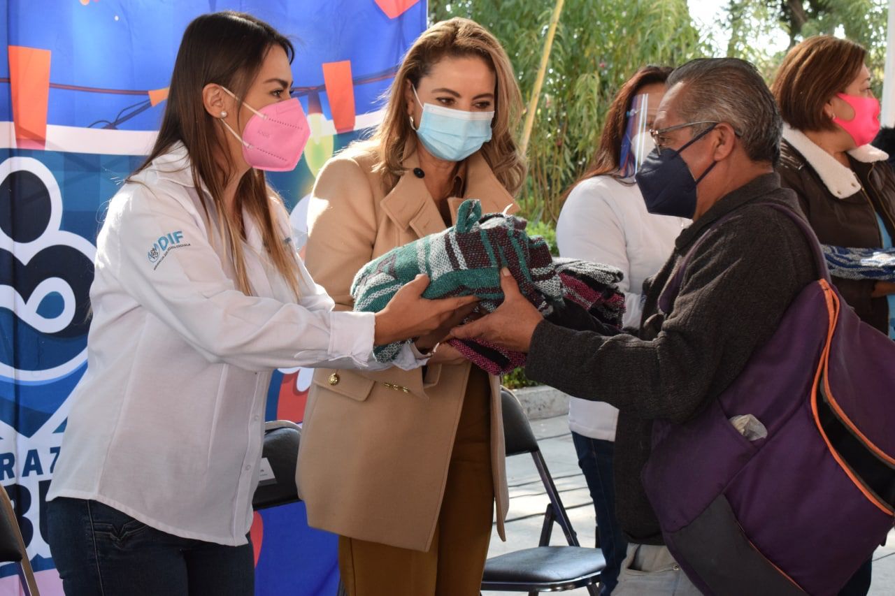 Entrega Paola Angón más de 15000 prendas del programa "Abraza a un abue"