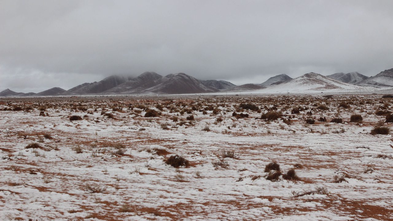 FOTOS: nevada pinta de blanco dunas del Sáhara
