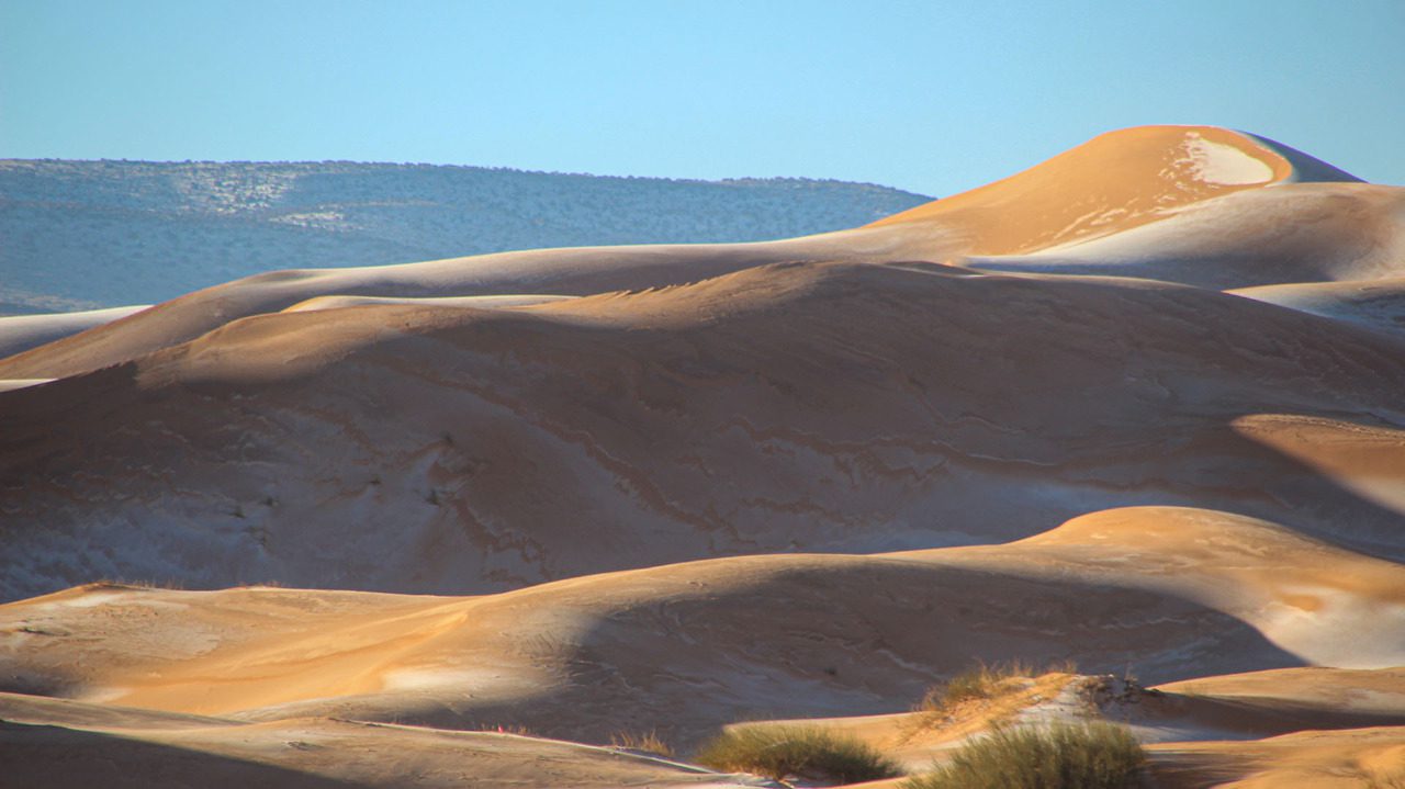 FOTOS: nevada pinta de blanco dunas del Sáhara