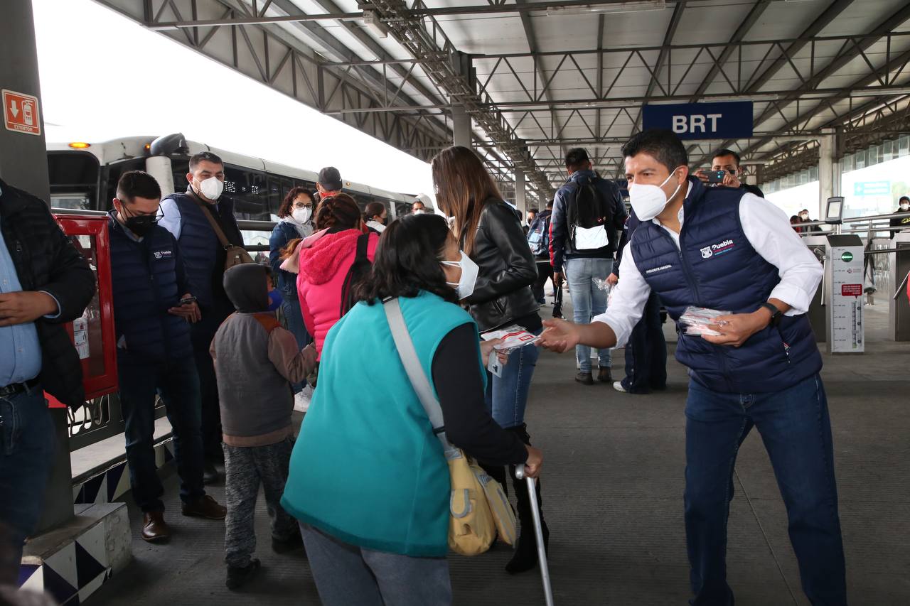 Eduardo Rivera Pérez encabeza jornada de promoción de la salud y entrega de cubrebocas