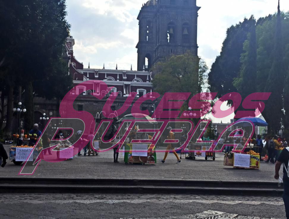 En pleno zócalo policías y ambulantes se enfrentaron