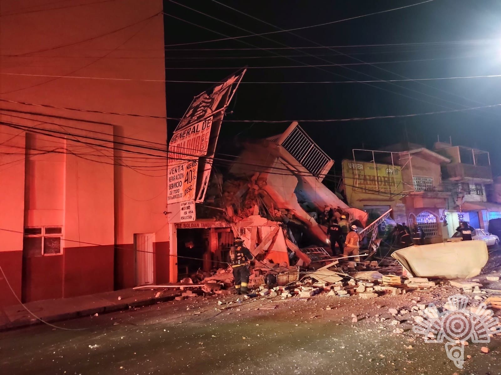 Rescatan Cuerpo de Bomberos y Protección Civil a afectados por explosión en 2 Poniente