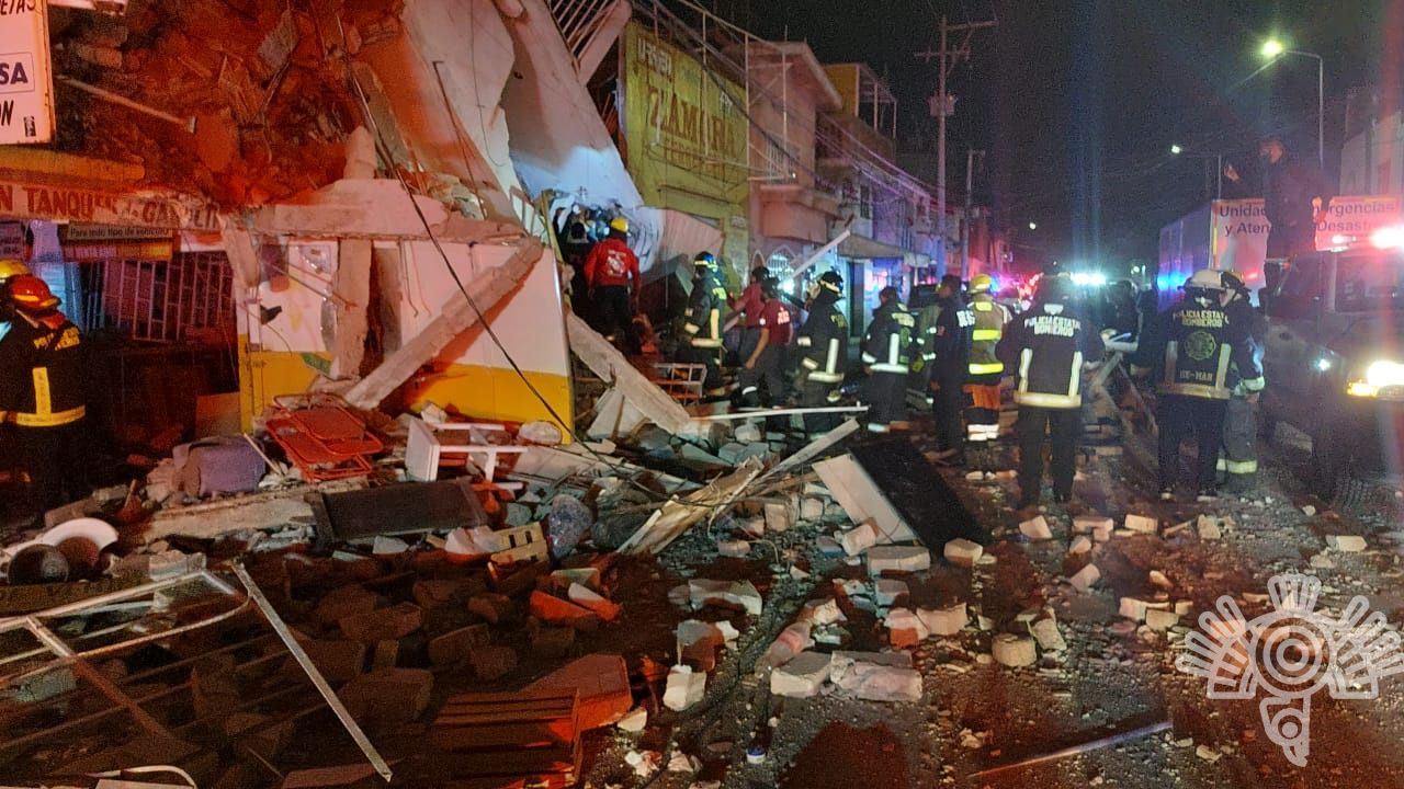 Rescatan Cuerpo de Bomberos y Protección Civil a afectados por explosión en 2 Poniente