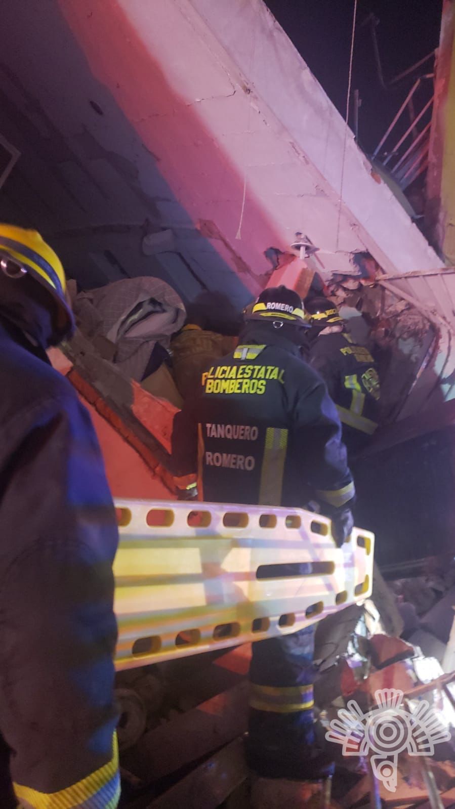 Rescatan Cuerpo de Bomberos y Protección Civil a afectados por explosión en 2 Poniente