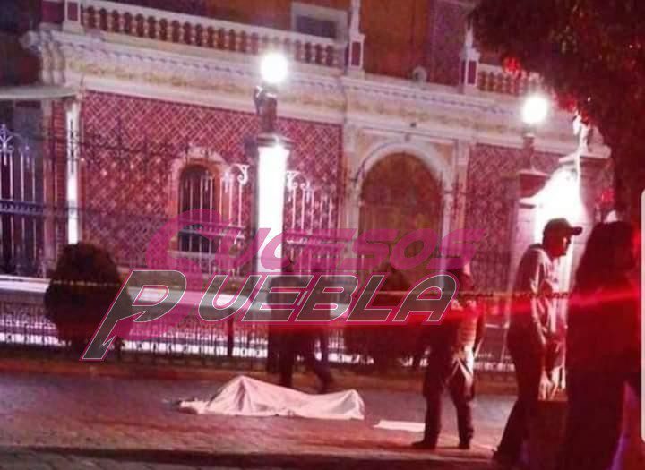 Abandonan cuerpo sin vida frente a la presidencia de Acatzingo con mensaje