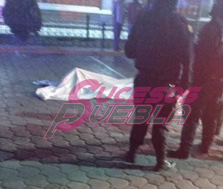 Abandonan cuerpo sin vida frente a la presidencia de Acatzingo con mensaje