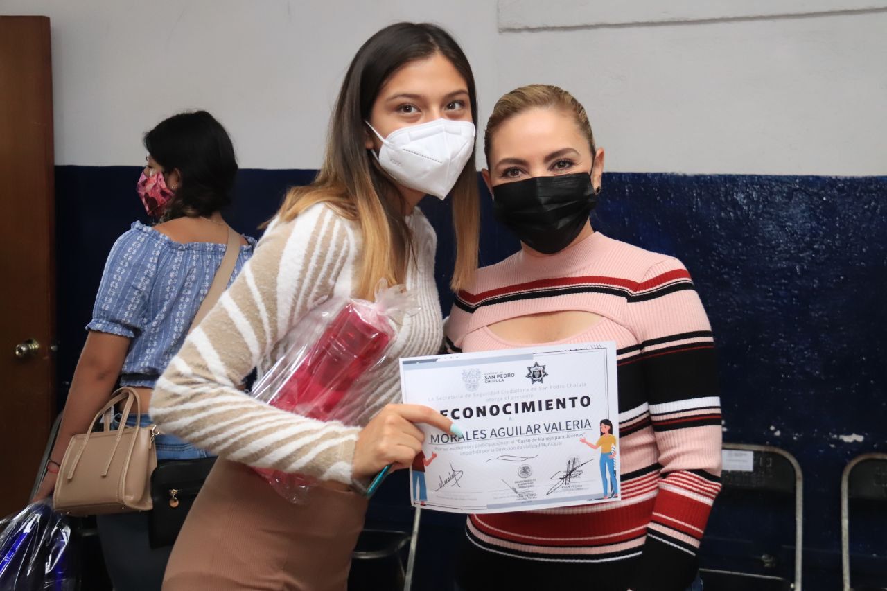 Paola Angón clausura primer curso de manejo para jóvenes en San Pedro Cholula