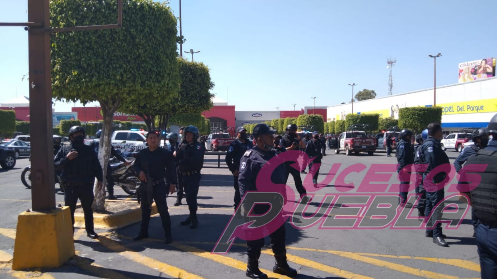 Se enfrentan policías y comerciantes de la 28 de octubre; habrían dejado ir a ladrón