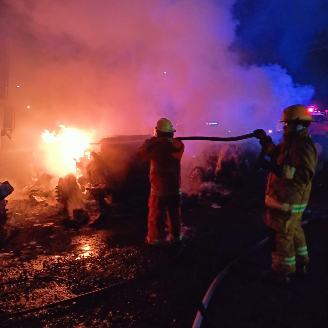 Se incencian dos tractocamiones en San Matías Cocoyotla, San Pedro Cholula