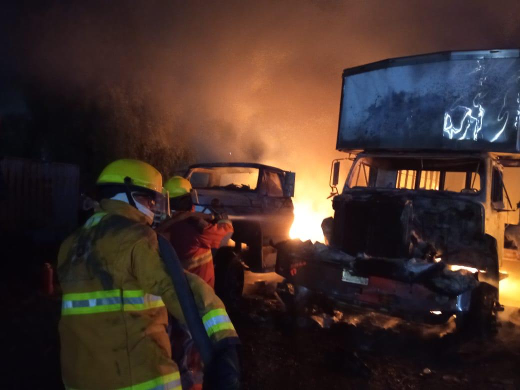 Se incencian dos tractocamiones en San Matías Cocoyotla, San Pedro Cholula