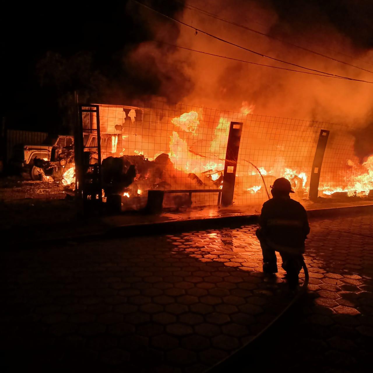 Se incencian dos tractocamiones en San Matías Cocoyotla, San Pedro Cholula