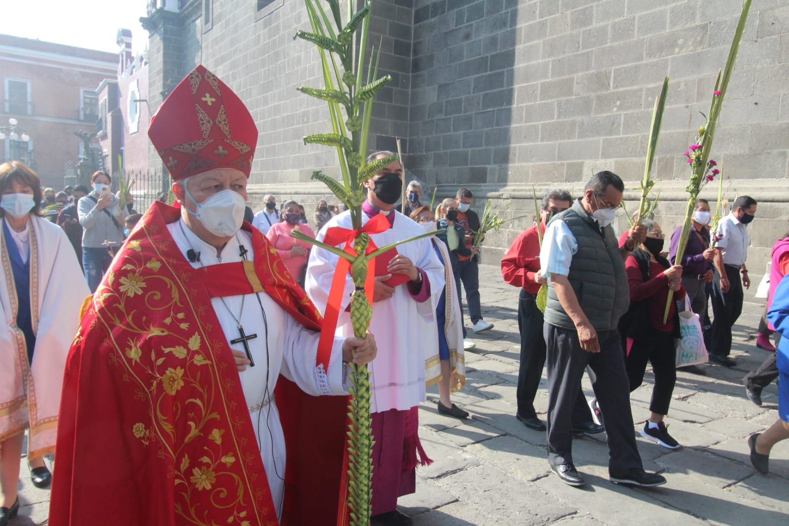 Encabeza Arzobispo Víctor Sánchez Espinosa procesión de Domingo de Ramos