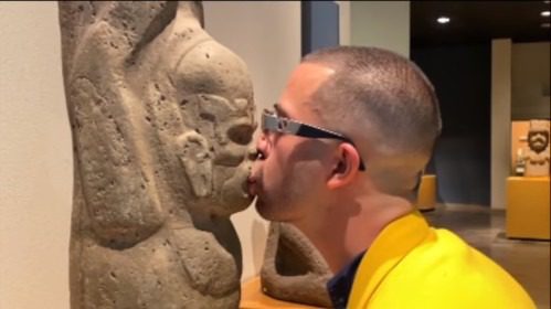FOTOS En performance, artista Pepx Romero besa y lame piezas arqueológicas