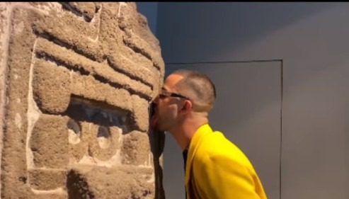 FOTOS En performance, artista Pepx Romero besa y lame piezas arqueológicas