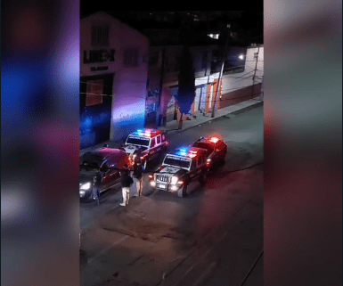 VIDEO: Se pasa un semáforo y lo detienen seis patrullas de la capital