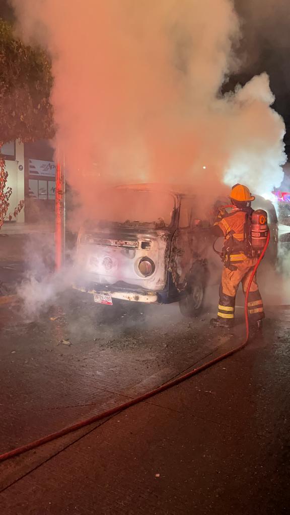 FOTOS: Se incendia combi en la 11 Sur