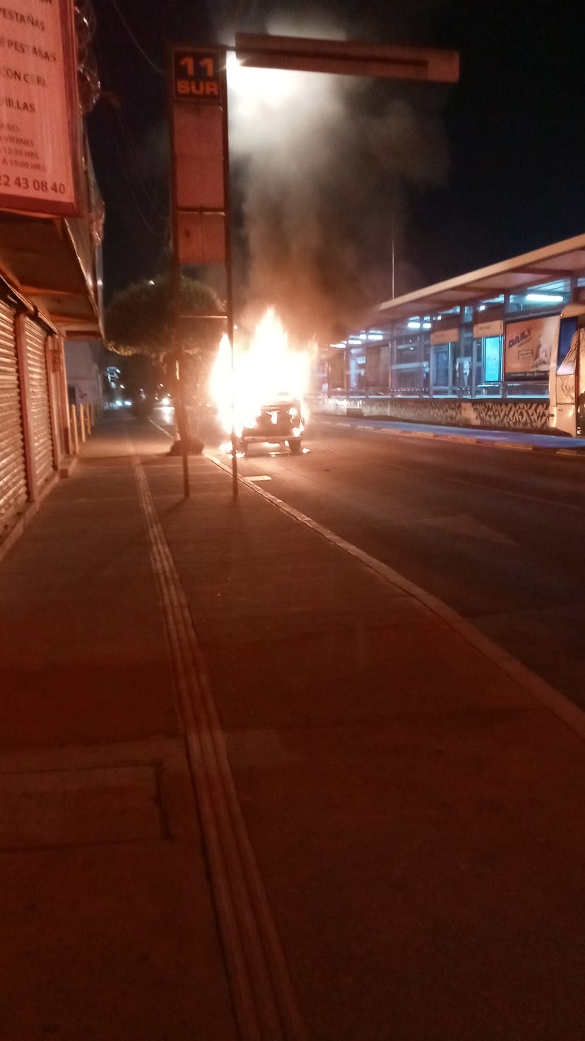 FOTOS: Se incendia combi en la 11 Sur