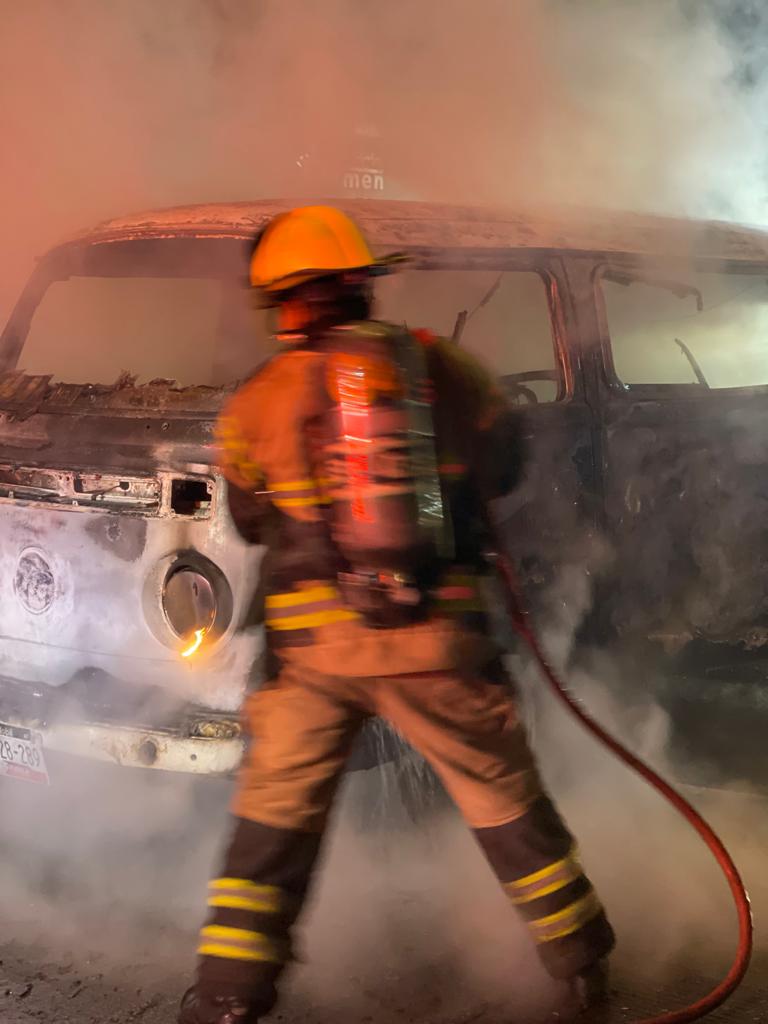 FOTOS: Se incendia combi en la 11 Sur