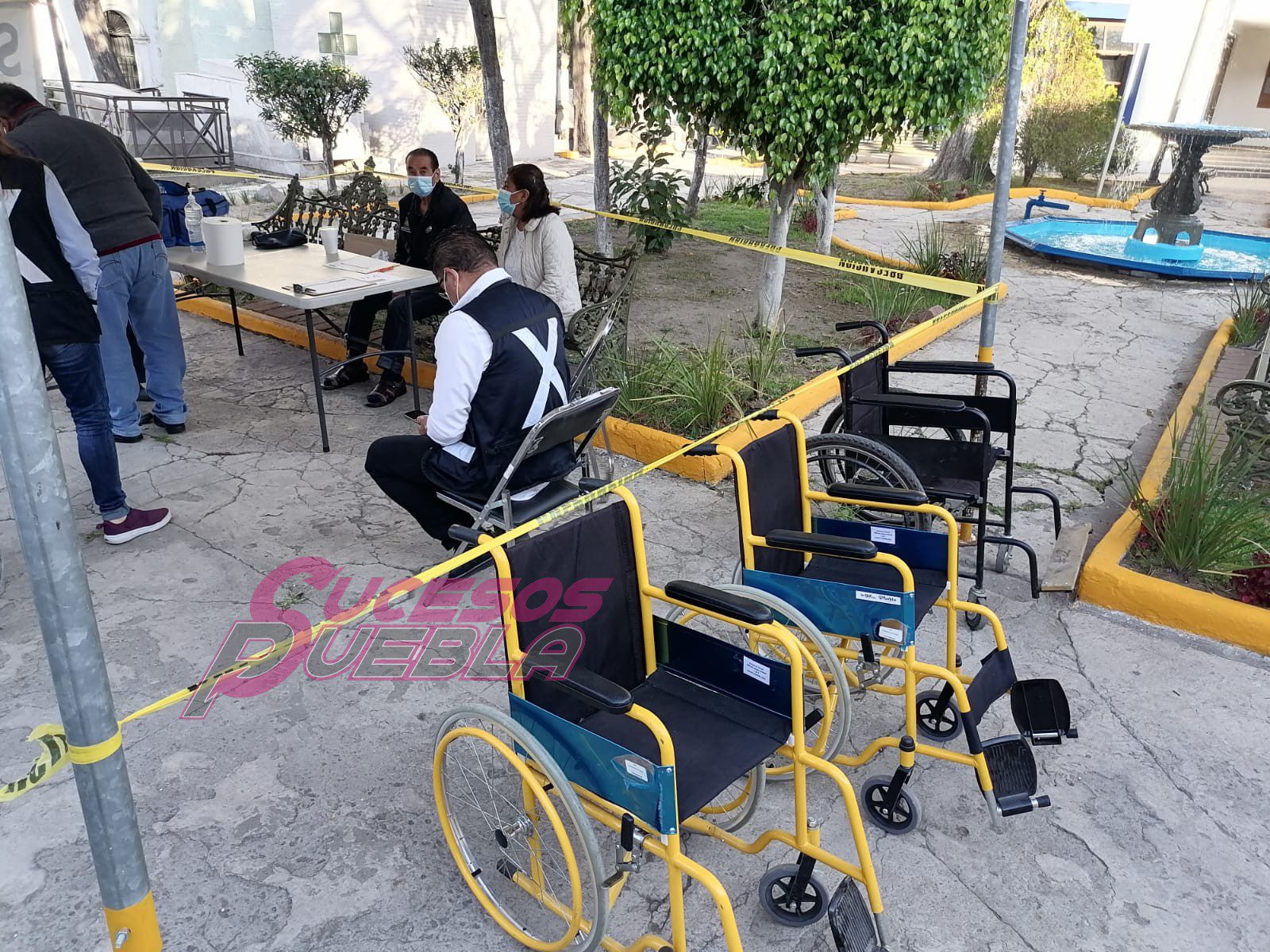 Más de 61 mil poblanos visitarán este 10 de mayo el panteón municipal el Ayuntamiento de Puebla diseño un plan de seguridad, tránsito, protección civil y servicios públicos para garantizar una estancia segura durante su visita al panteón. Desde temprana hora hombres y mujeres, de todas las edades, llegaron al panteón municipal cargando su pala, bote, escoba, carretilla, en un brazo o sobre el hombro un rollo de flores de 50 pesos, en algunos casos arreglos florales de más de 500 pesos. La señora Leonor Xochíhuatl abraza con sus brazos un note repleto de flores, dijo visitar a su señora madre y por ello llegó tempranito para hacerle su tumba y dejarle flores. "Tengo muchos recuerdos de mi madrecita, muchos consejos que hoy aplicó en mi vida y para mis hijos, mi ramo me costó 300 pesos y por la tarde nos vamos a fesjetar en casa allá por Loma Linda", subrayó. Don Silverio desde temprano llegó cargando un ramo floral, una bocina de 50 centímetros reproduciendo la canción de Amor Eterno de Juan Gabriel. "Hoy es un día especial, vengo a visitar a mi suegra y a mi abuela, por la tarde tengo que trasladarme a Sanctorum para ver a mi jefa y ya luego comer con mi esposa, hoy no trabajamos, es un día especial para disfrutar con las madres en su día", relató mientras camina por la avenida central del panteón municipal. El panteón luce limpio, con las piletas de agua abastecidas, contenedores para basura, préstamo de sillas de ruedas y cubetas, además de prestar servicio de primeros auxilios. Después de la pandemia ya no es igual el comportamiento de las familias al visitar un panteón, ahora es más rápida la visita, se hace alguna oración, se cantan la mañanitas y se retiran, sigue preocupándole a los poblanos acudir a lugares de gran concentración de personas.