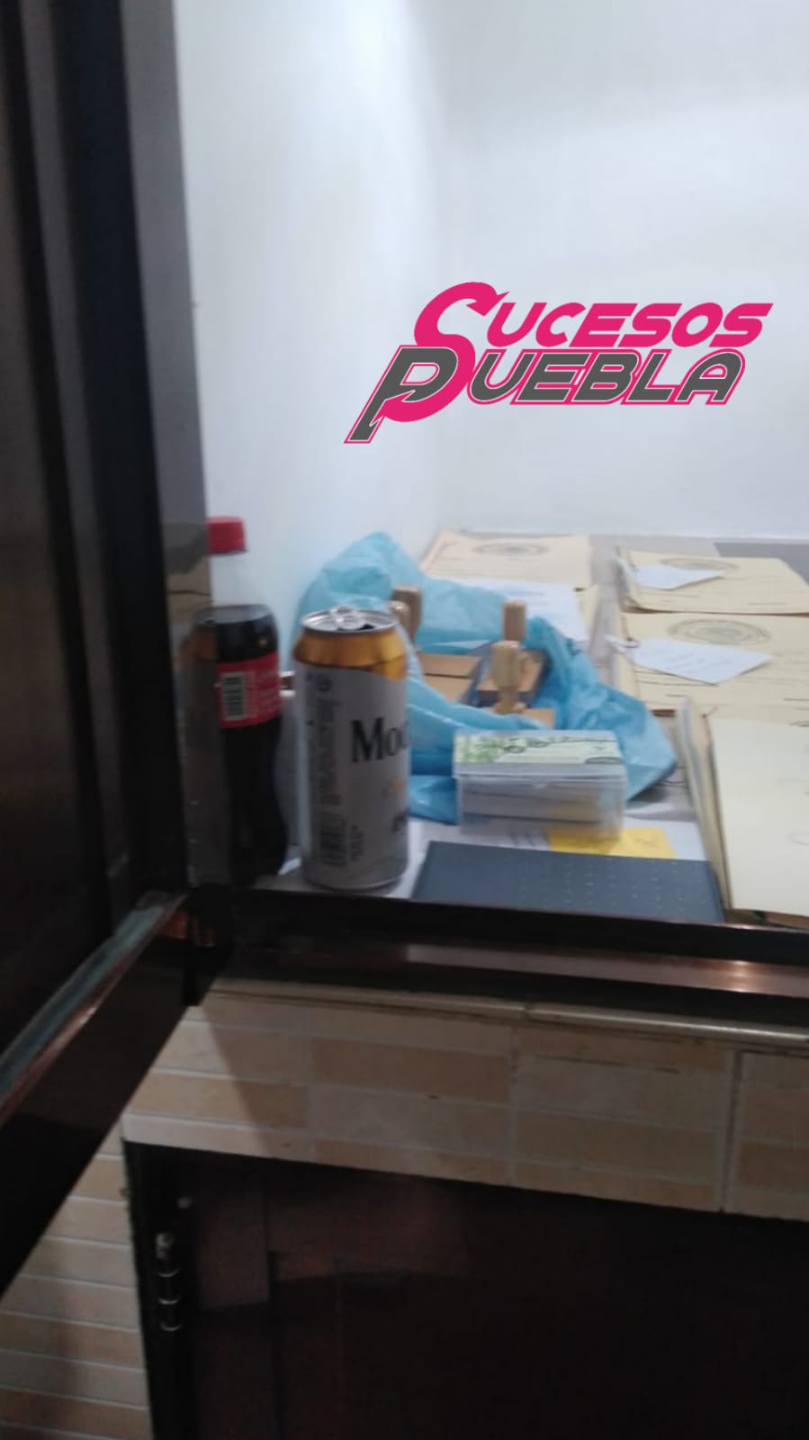 FOTOS empleados de juzgado de Tecamachalco se alcoholizan en horario laboral