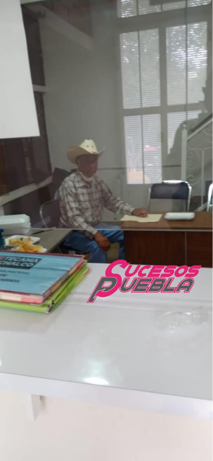 FOTOS empleados de juzgado de Tecamachalco se alcoholizan en horario laboral