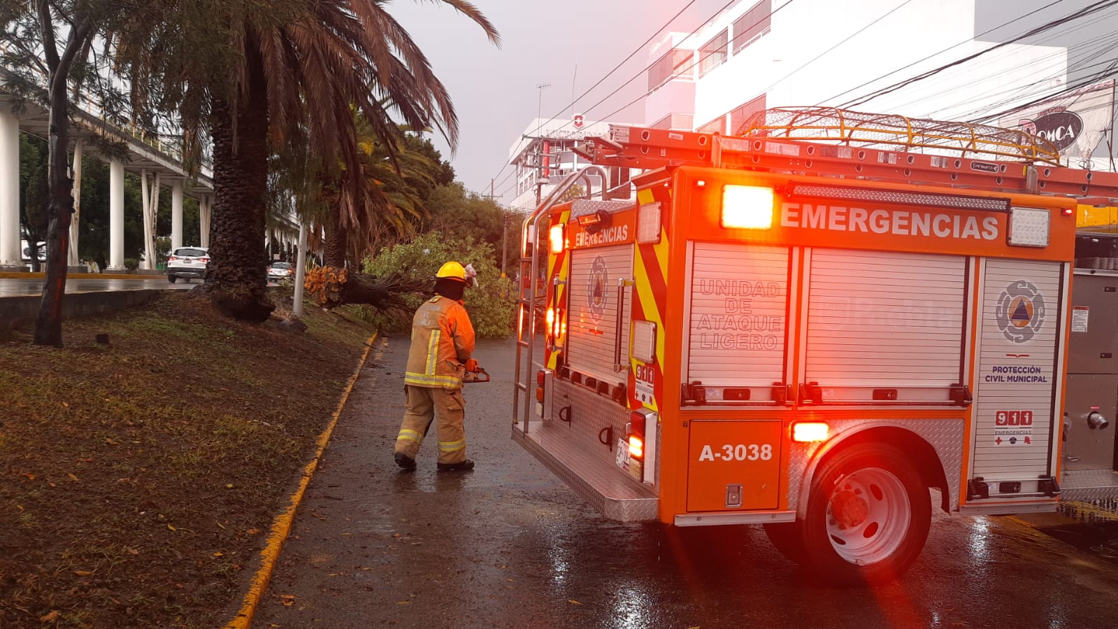 Se desborda Río Atoyac y tapa ciclovía en Concepción Guadalupe
