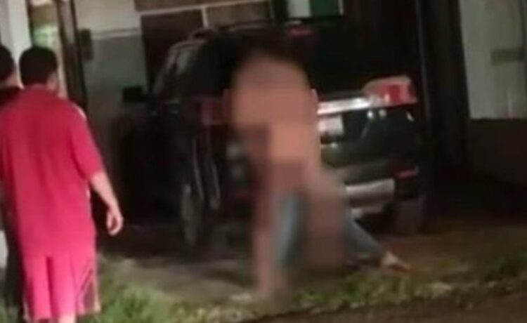 VIDEO Supuesto marino desnudo intenta asfixiar a mujer en Lázaro Cárdenas, Michoacán