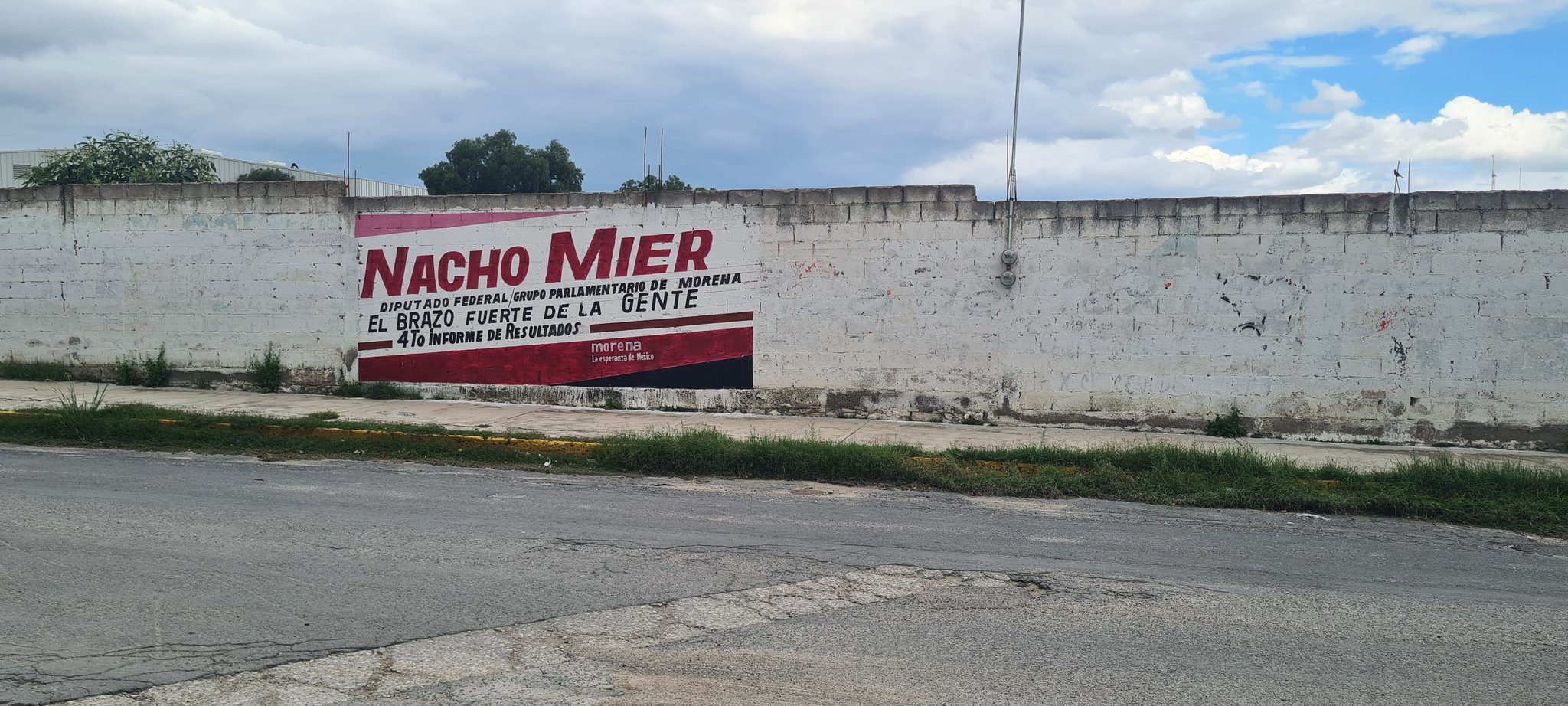 En Tepeaca acusan a Ignacio Mier de pintar bardas sin permiso