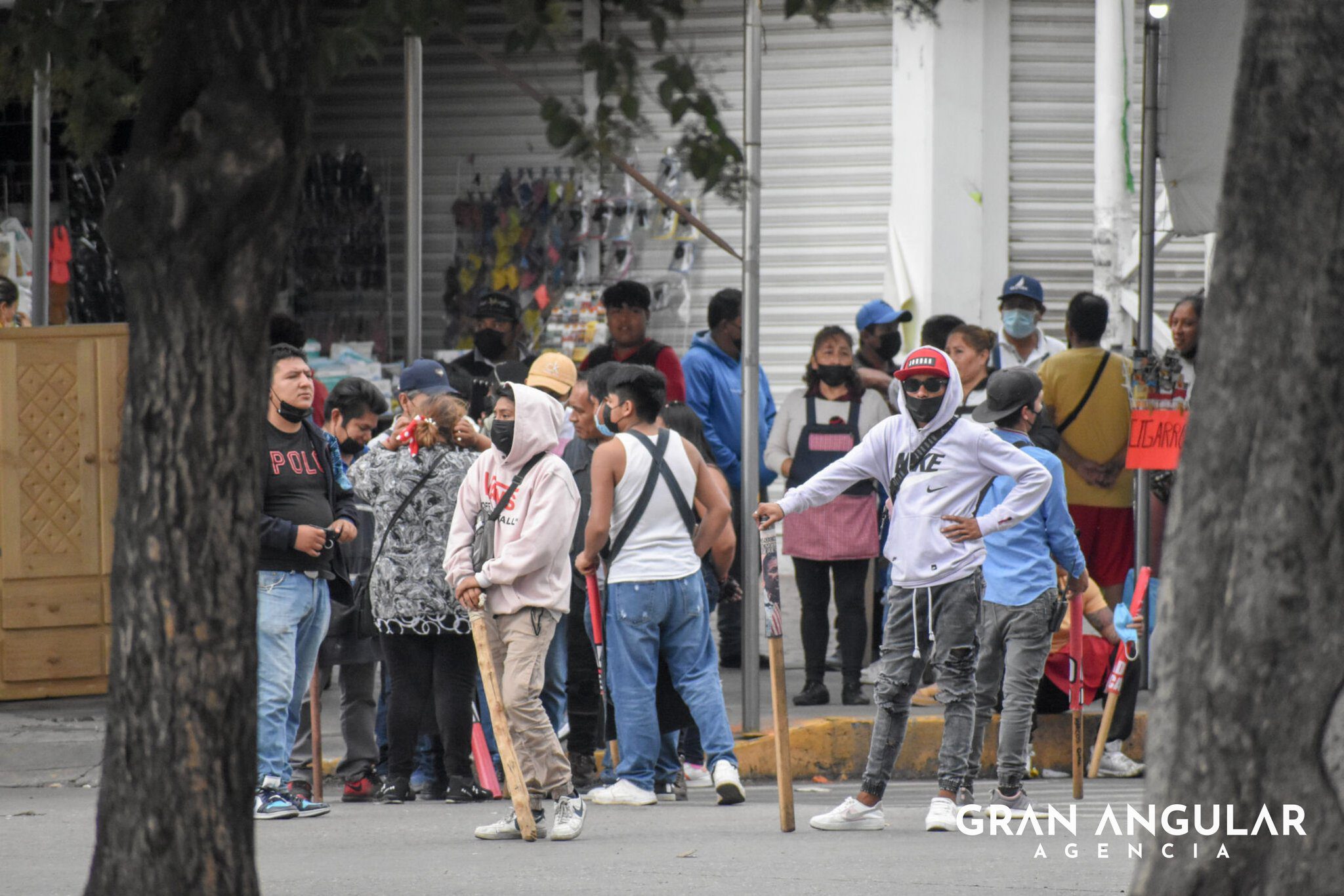 (VIDEO) Fracasa operativo en los mercados Hidalgo y Unión, comerciantes golpean a Policía Municipal de Puebla
