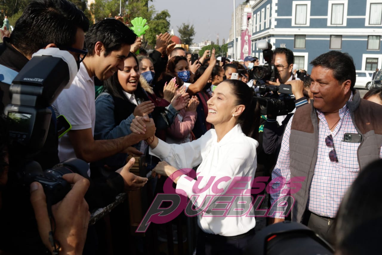VIDEO: Con porras, mariachi y danzas tradicionales reciben a Claudia Sheinbaum en Puebla