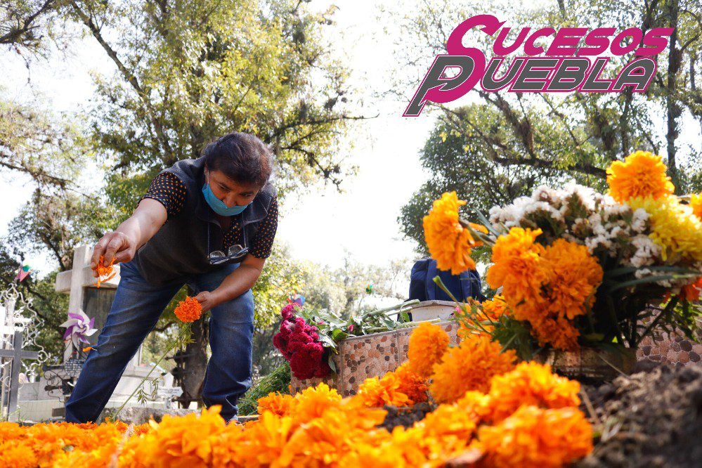 1 de noviembre: Visitan a sus muertos en panteones de Puebla