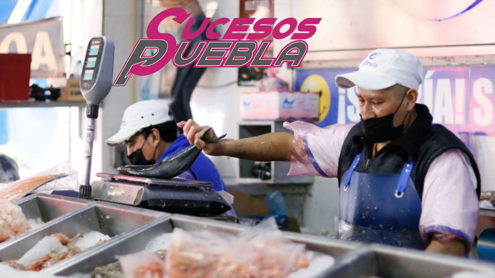 Familias saturan mercados para comprar pescados y mariscos