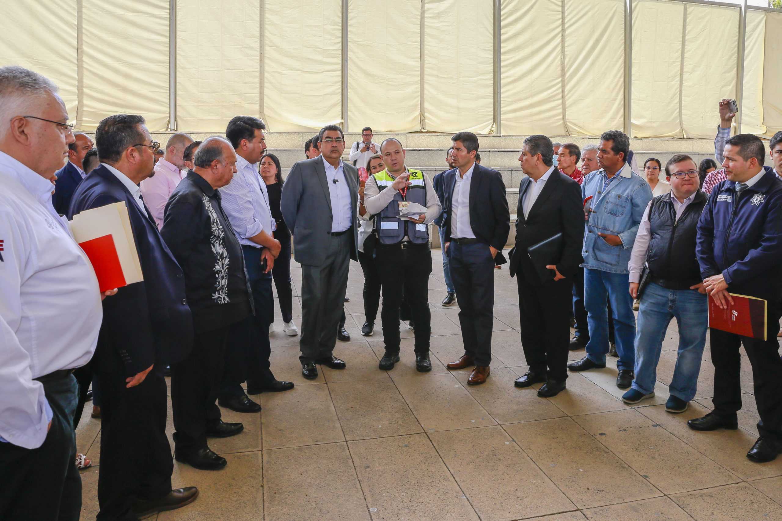 Supervisa Sergio Salomón instalación de módulos de la Feria de Puebla 2023
