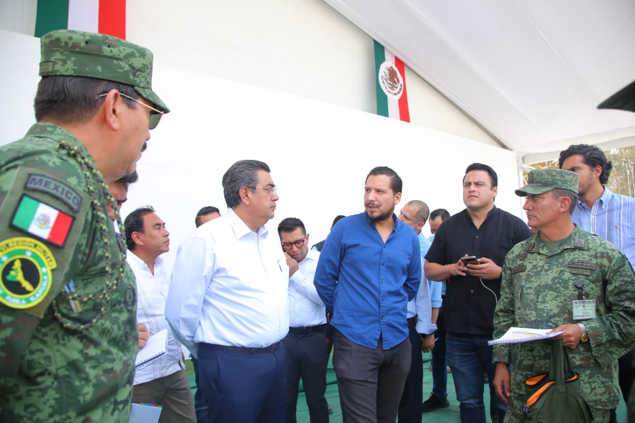 Asiste Sergio Salomón a pase de revista de elementos del Ejército