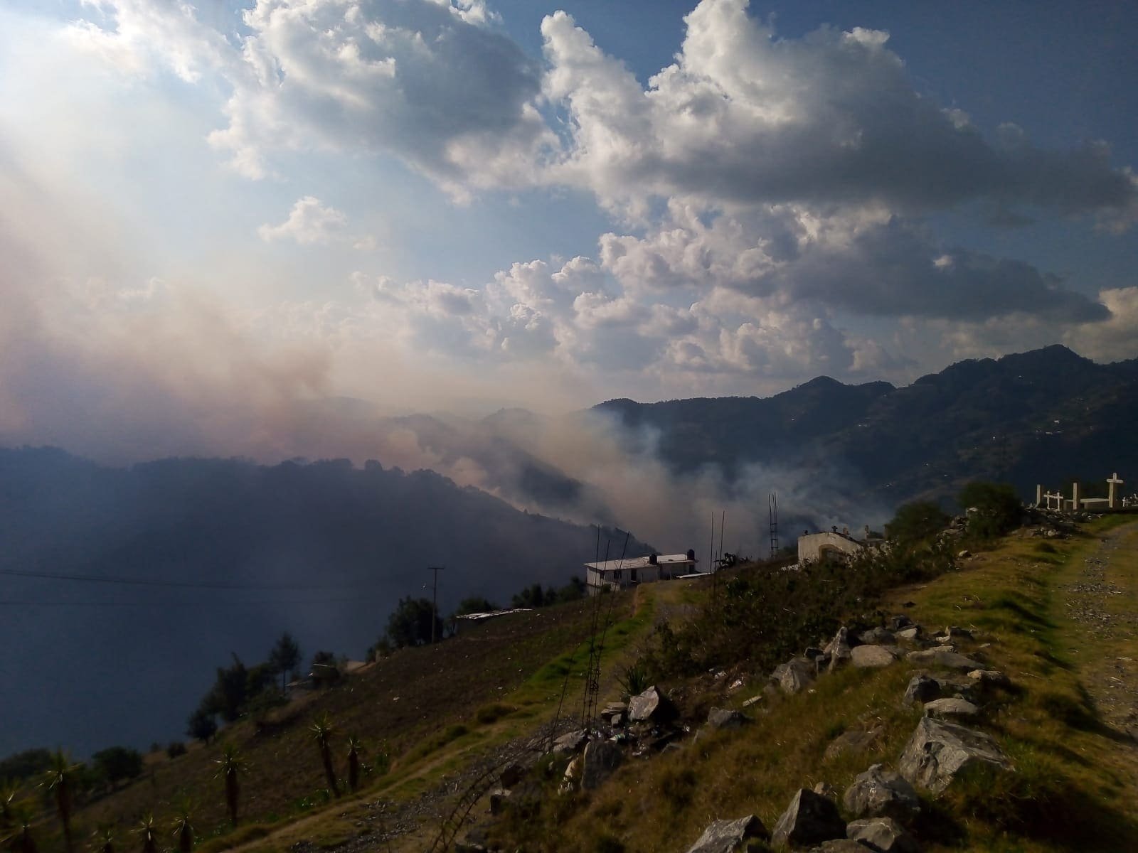 Por recrudecimiento de incendio forestal, gobierno estatal y especialistas determinan evacuar tres comunidades de Zacatlán