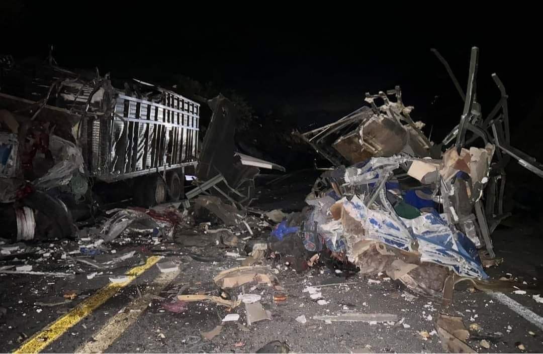 Suman 18 venezolanos muertos, tras accidente en la autopista Oaxaca-Cuacnopalan