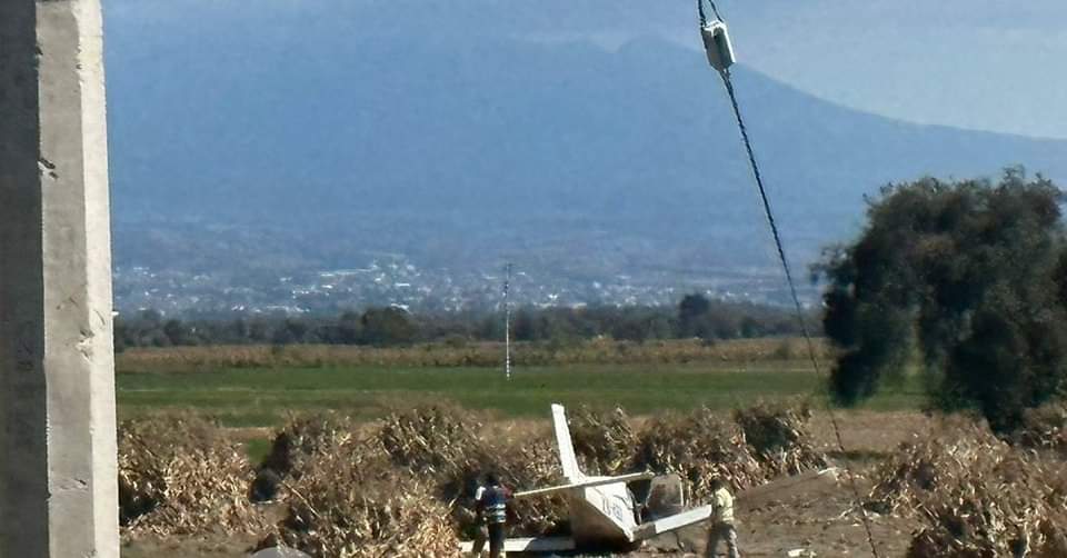 Dos heridos, piloto y alumno tras caer avioneta en Huejotzingo
